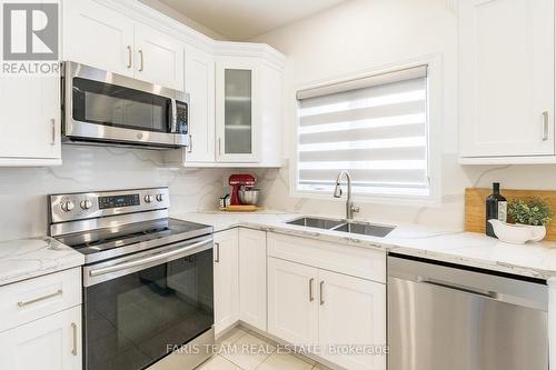 1386 Dallman Street, Innisfil, ON - Indoor Photo Showing Kitchen With Double Sink With Upgraded Kitchen