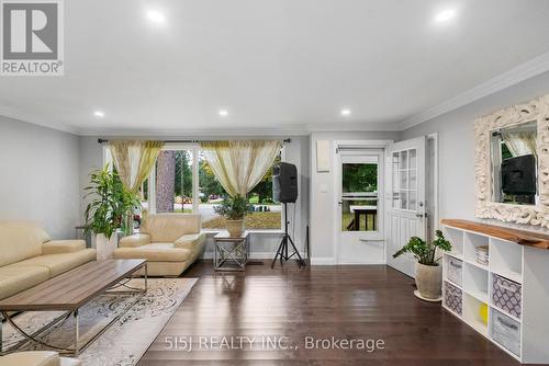 18947 Mccowan Road, East Gwillimbury, ON - Indoor Photo Showing Living Room