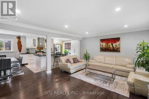 18947 Mccowan Road, East Gwillimbury, ON - Indoor Photo Showing Living Room