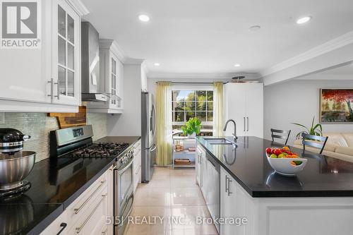 18947 Mccowan Road, East Gwillimbury, ON - Indoor Photo Showing Kitchen With Upgraded Kitchen