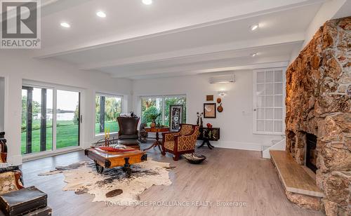 1678 South Boulevard, Kingston, ON - Indoor Photo Showing Living Room