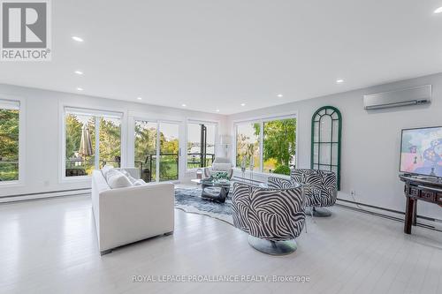 1678 South Boulevard, Kingston, ON - Indoor Photo Showing Living Room