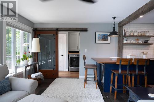 4422 Highway 15, Kingston, ON - Indoor Photo Showing Living Room