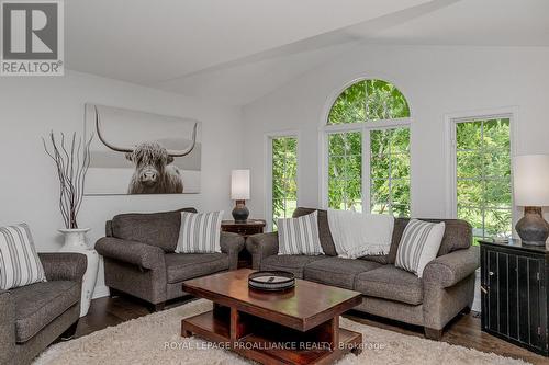 4422 Highway 15, Kingston, ON - Indoor Photo Showing Living Room