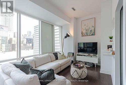 907 - 8 The Esplanade Street, Toronto, ON - Indoor Photo Showing Living Room