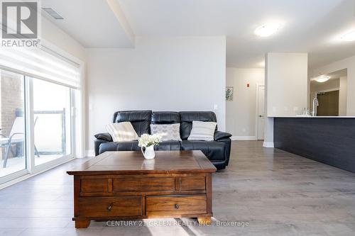 109 - 481 Rupert Avenue, Whitchurch-Stouffville, ON - Indoor Photo Showing Living Room