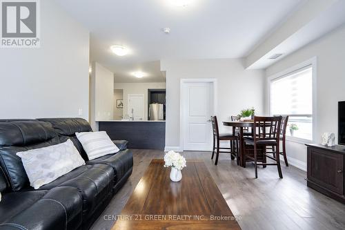 109 - 481 Rupert Avenue, Whitchurch-Stouffville, ON - Indoor Photo Showing Living Room