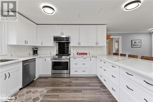 18 Sandy Plains Road S, Seguin, ON - Indoor Photo Showing Kitchen