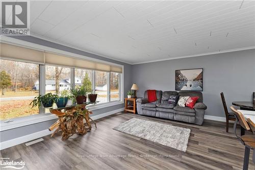 18 Sandy Plains Road S, Seguin, ON - Indoor Photo Showing Living Room