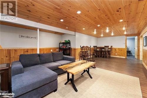 18 Sandy Plains Road S, Seguin, ON - Indoor Photo Showing Living Room