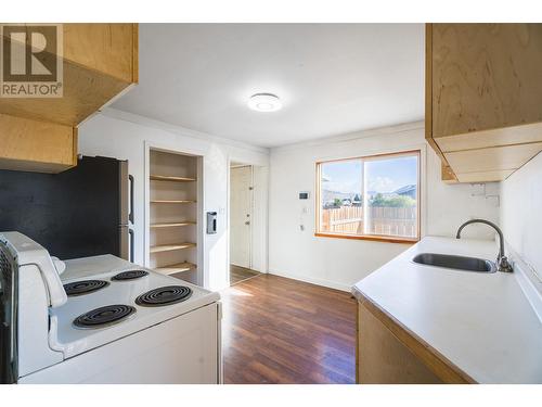 928 Sherbrooke Avenue, Kamloops, BC - Indoor Photo Showing Kitchen