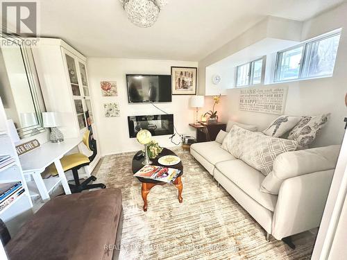 1252 Hillhurst Road, Oakville, ON - Indoor Photo Showing Living Room