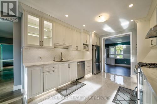 5375 Turney Drive, Mississauga, ON - Indoor Photo Showing Kitchen With Upgraded Kitchen