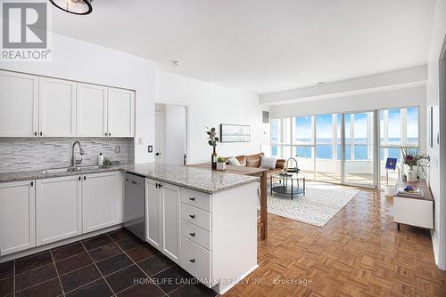 2612 - 230 Queens Quay W, Toronto, ON - Indoor Photo Showing Kitchen