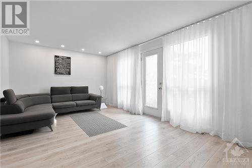 2219 Stonehenge Crescent, Ottawa, ON - Indoor Photo Showing Living Room