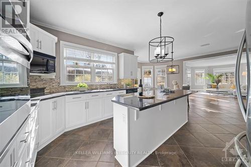 38 Marchvale Drive, Ottawa, ON - Indoor Photo Showing Kitchen With Upgraded Kitchen