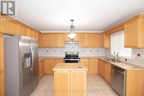 232 River Ridge Boulevard, Aurora, ON - Indoor Photo Showing Kitchen With Double Sink