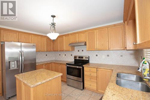 232 River Ridge Boulevard, Aurora, ON - Indoor Photo Showing Kitchen With Double Sink