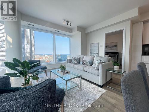 4007 - 28 Freeland St. Street, Toronto, ON - Indoor Photo Showing Living Room