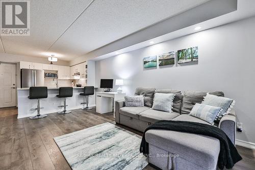 103 - 1460 Bishops Gate, Oakville, ON - Indoor Photo Showing Living Room