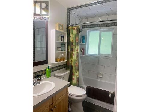 7316 Aspen Road, Anglemont, BC - Indoor Photo Showing Bathroom