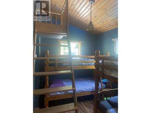 7316 Aspen Road, Anglemont, BC - Indoor Photo Showing Bedroom