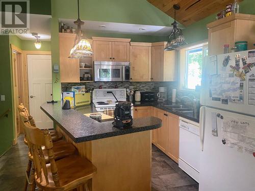 7316 Aspen Road, Anglemont, BC - Indoor Photo Showing Kitchen