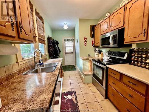 119 Grand Avenue East, Chatham, ON - Indoor Photo Showing Kitchen With Double Sink