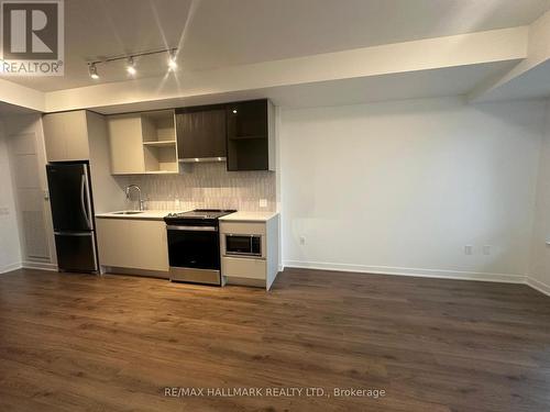 330 - 395 Dundas Street W, Oakville, ON - Indoor Photo Showing Kitchen