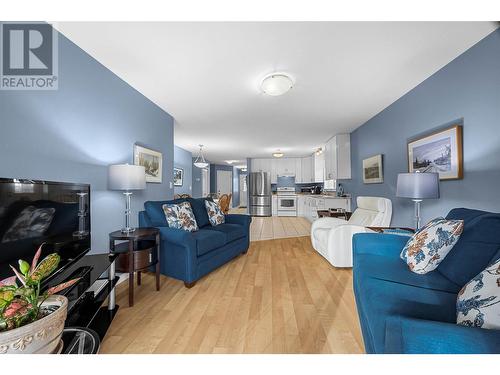 1940 Hillside Drive Unit# 5, Kamloops, BC - Indoor Photo Showing Living Room