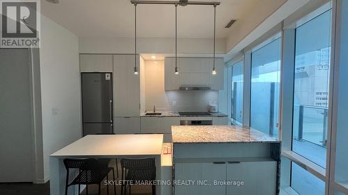 1002 - 1 Bloor Street E, Toronto, ON - Indoor Photo Showing Kitchen