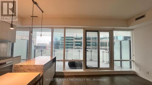 1002 - 1 Bloor Street E, Toronto, ON - Indoor Photo Showing Kitchen