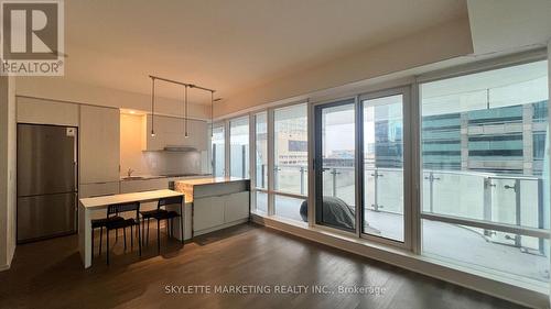 1002 - 1 Bloor Street E, Toronto, ON - Indoor Photo Showing Kitchen