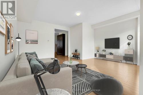 8 Shiff Crescent, Brampton, ON - Indoor Photo Showing Living Room