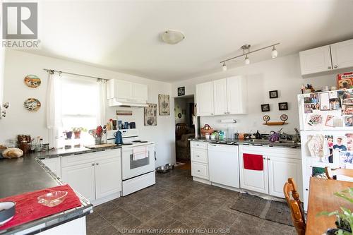 23-27 William Street, Merlin, ON - Indoor Photo Showing Kitchen With Double Sink