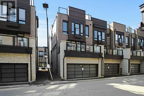 27 Ingersoll Lane, Richmond Hill, ON - Outdoor With Facade