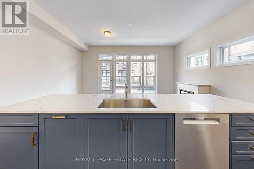 27 Ingersoll Lane, Richmond Hill, ON - Indoor Photo Showing Kitchen