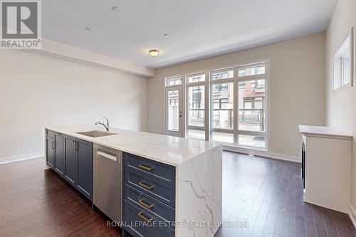 27 Ingersoll Lane, Richmond Hill, ON - Indoor Photo Showing Kitchen