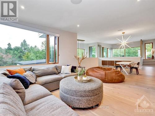 20 Kanata Rockeries, Ottawa, ON - Indoor Photo Showing Living Room