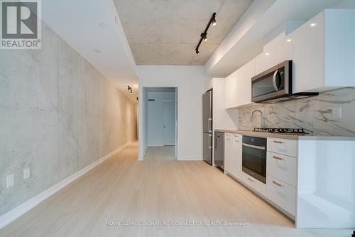 306 - 195 Mccaul Street, Toronto, ON - Indoor Photo Showing Kitchen