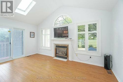 2873 Cartwright Crescent, Mississauga, ON - Indoor Photo Showing Living Room With Fireplace