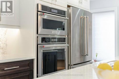 2873 Cartwright Crescent, Mississauga, ON - Indoor Photo Showing Kitchen