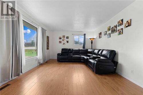 287 Tv Tower Road, Pembroke, ON - Indoor Photo Showing Living Room