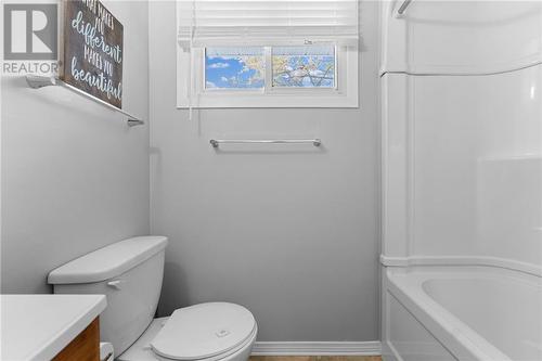 Full main floor bathroom. - 287 Tv Tower Road, Pembroke, ON - Indoor Photo Showing Bathroom