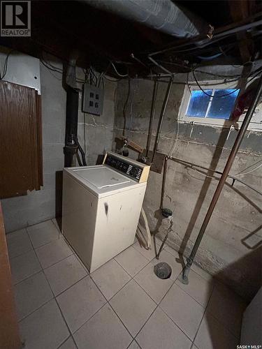 155 Broad Street, Regina, SK - Indoor Photo Showing Laundry Room