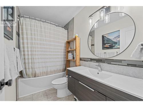 5849 Leonard Place, Kamloops, BC - Indoor Photo Showing Bathroom