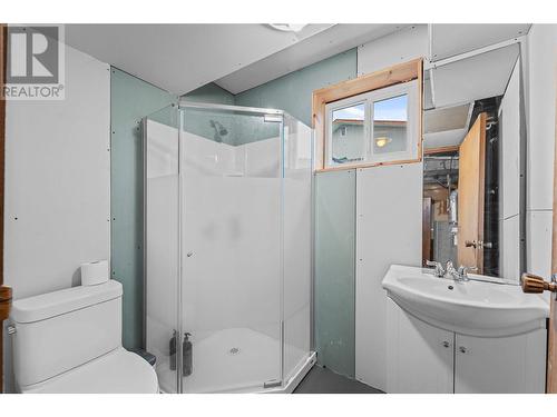 5849 Leonard Place, Kamloops, BC - Indoor Photo Showing Bathroom