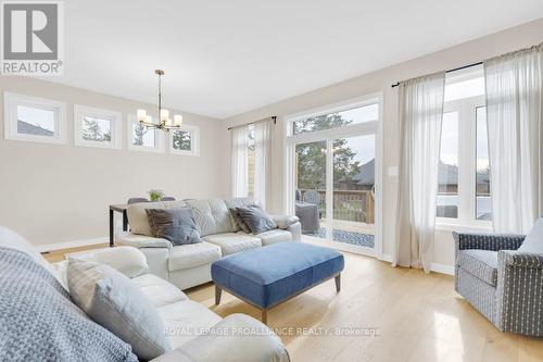 18 Athabaska Drive, Belleville, ON - Indoor Photo Showing Living Room