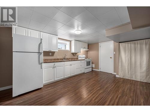 2128 Young Avenue, Kamloops, BC - Indoor Photo Showing Kitchen