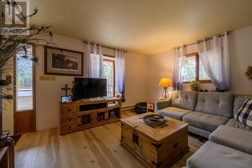 9063 Doyle Road, Kamloops, BC - Indoor Photo Showing Living Room